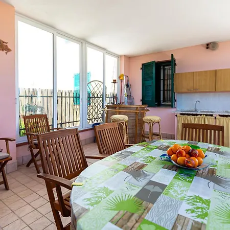Lägenhet La Casa Di Ben Giardino Sul Mare